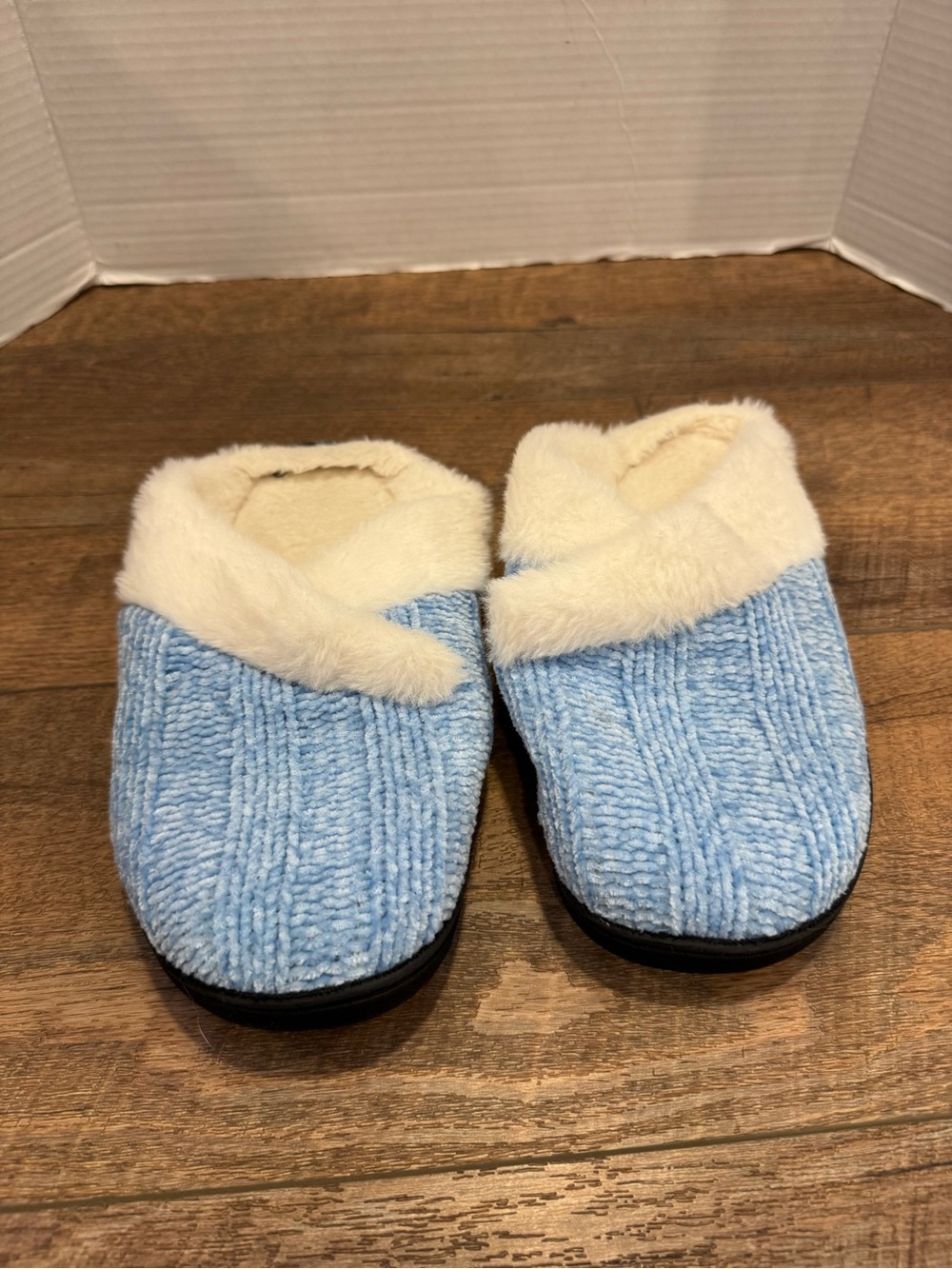 Women's Cozy Blue Chenille Lined Slippers Size 7/8